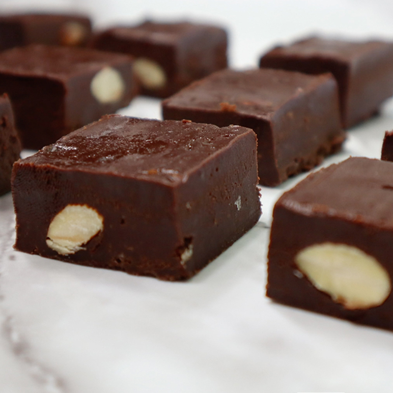 حلوى الفادج بالشوكولاتة او قطع الشوكولاتة الرائعة و بمكونين فقط ومن دون فرن